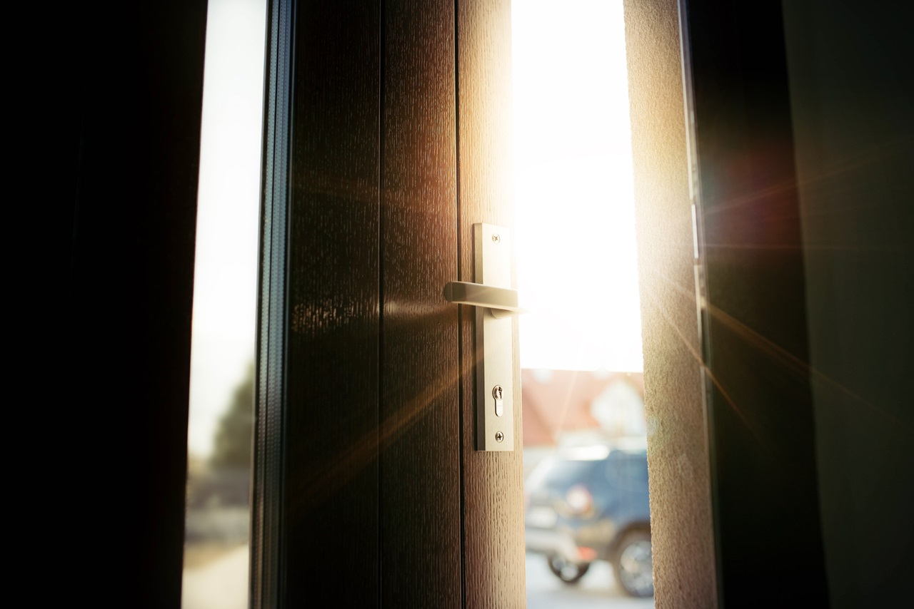 Najlepsze materiały na drzwi wejściowe - porównanie